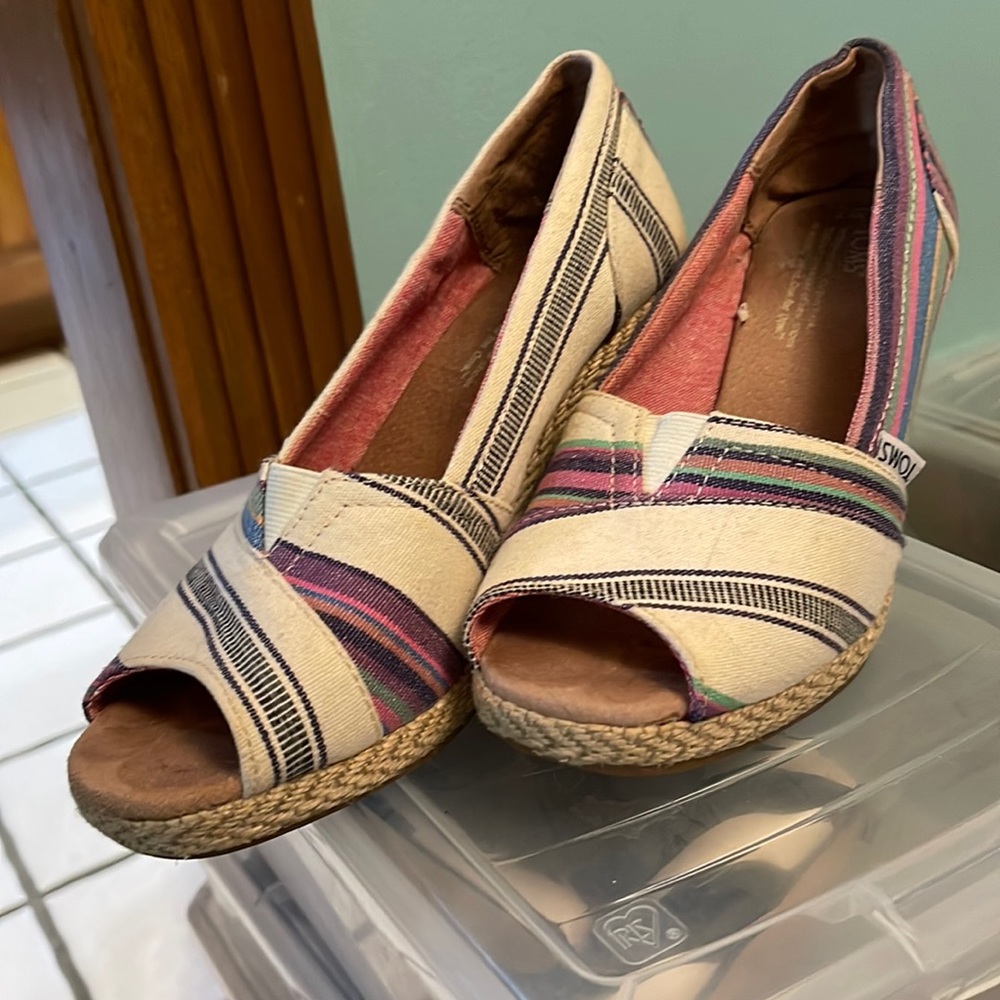 Multi color shoe, size 7W